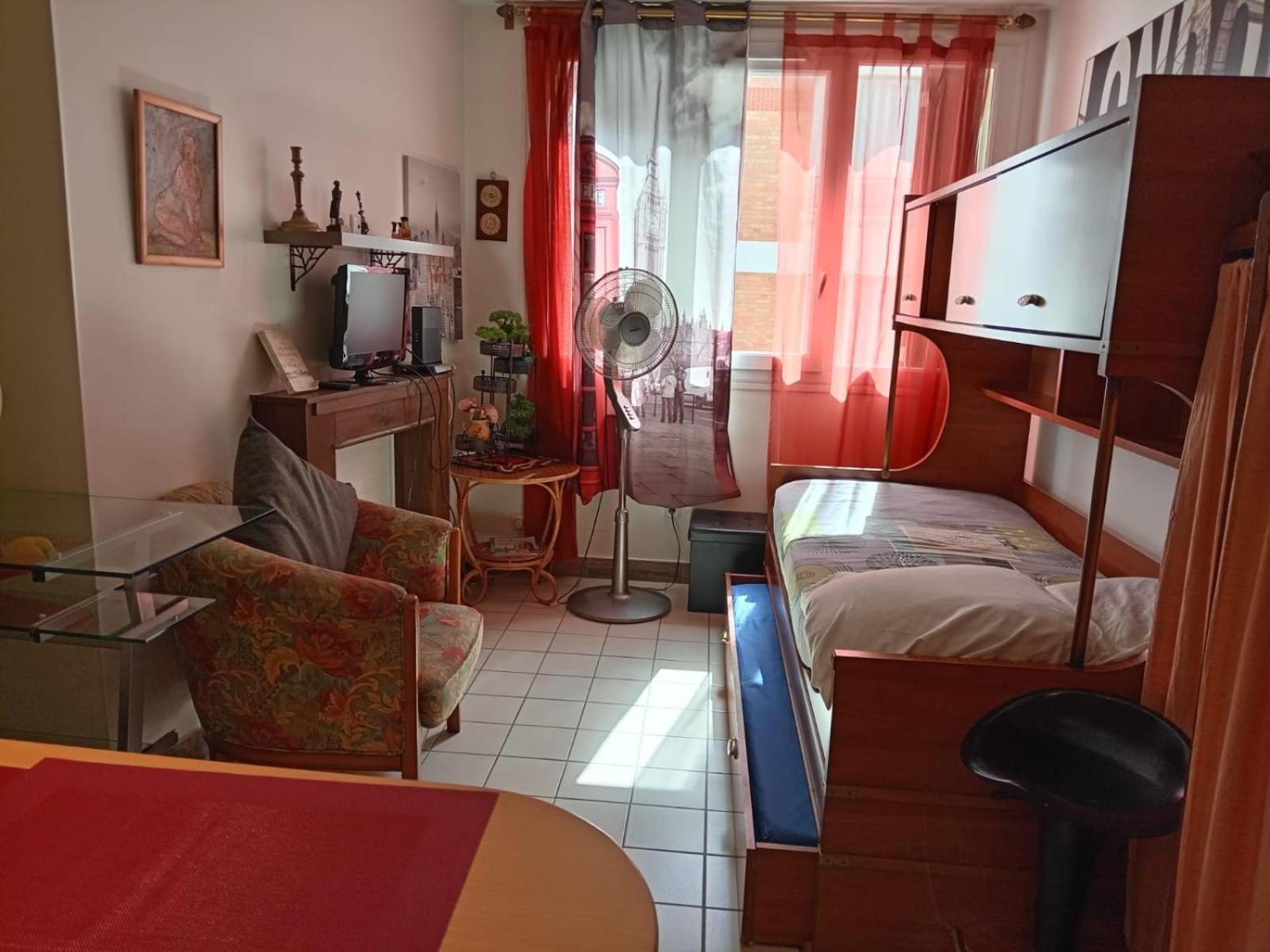 Studio Pigalle De 25 M2 - 2 Lits Simples Type Gigogne Pour 2 Personnes - Coeur Touristique De Paris - 2 Minutes De La Station Metro Pigalle ,Petit Train Vers La Butte Montmartre-Cabarets Moulin Rouge,Chez Michou-Restaurants Bouillon Pigalle,Berliner Bagian luar foto
