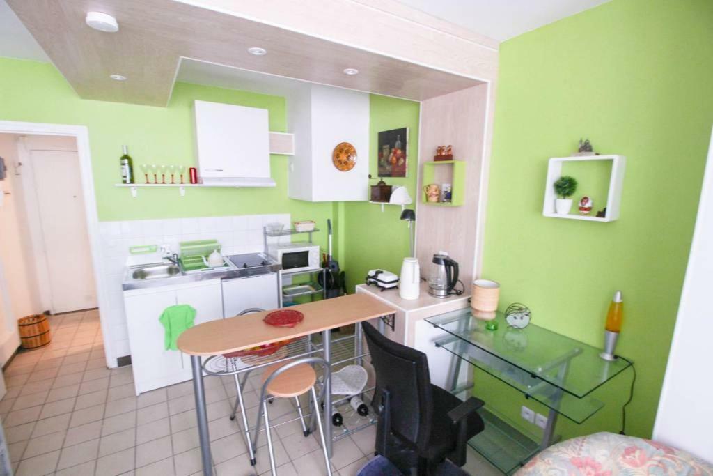 Studio Pigalle De 25 M2 - 2 Lits Simples Type Gigogne Pour 2 Personnes - Coeur Touristique De Paris - 2 Minutes De La Station Metro Pigalle ,Petit Train Vers La Butte Montmartre-Cabarets Moulin Rouge,Chez Michou-Restaurants Bouillon Pigalle,Berliner Bagian luar foto